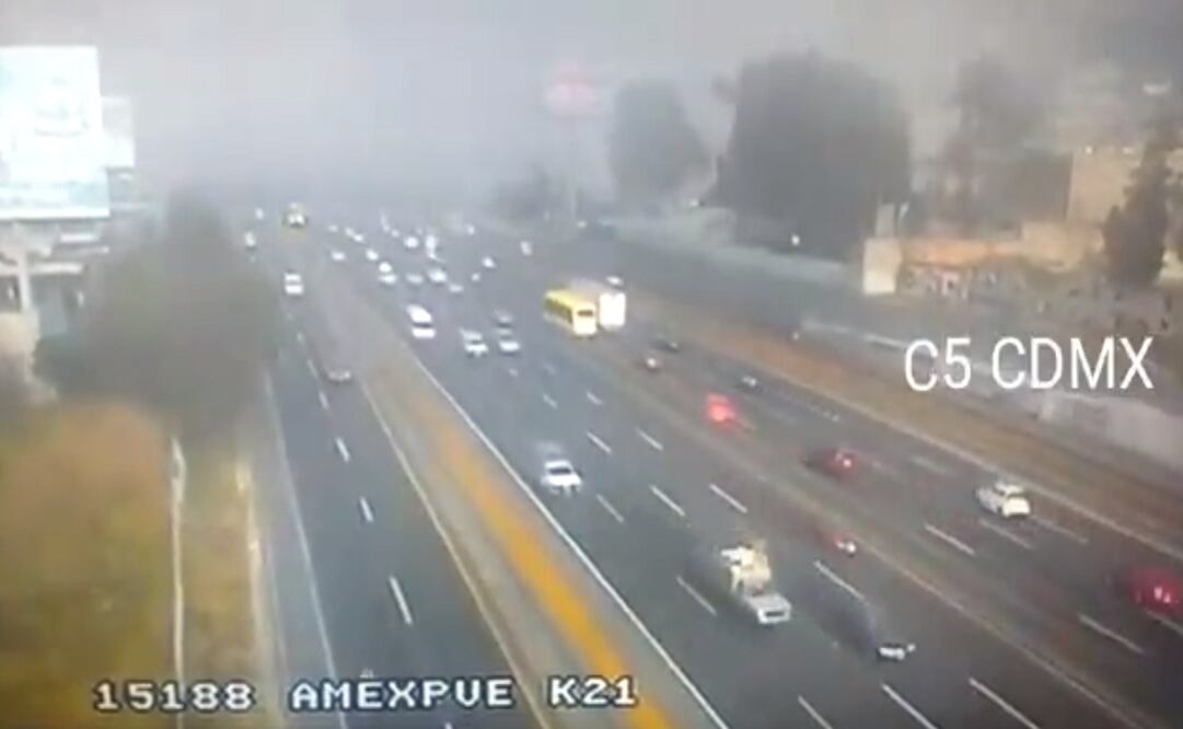 Seguridad Pública de la Ciudad de México exhorta a conductores a manejar con precaución en la Autopista México-Puebla, entre el kilómetro 20 al kilómetro 23, porque se registra un banco de niebla. FOTO: C5