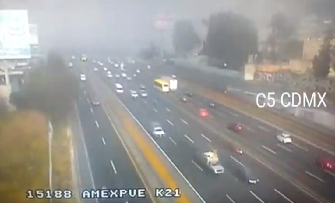 Seguridad Pública de la Ciudad de México exhorta a conductores a manejar con precaución en la Autopista México-Puebla, entre el kilómetro 20 al kilómetro 23, porque se registra un banco de niebla. FOTO: C5