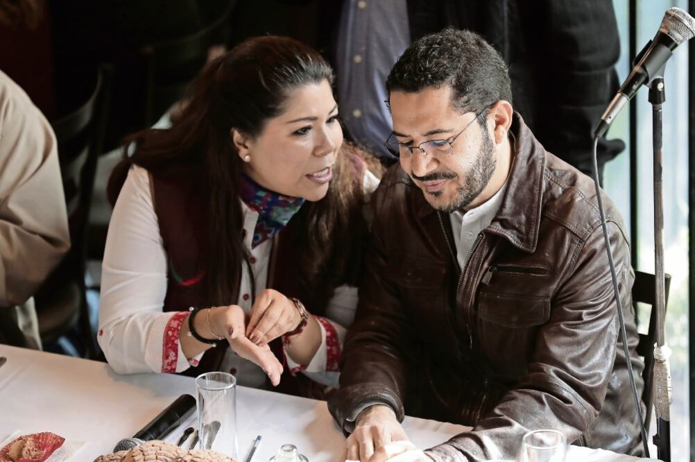 La diputada federal Alicia Barrientos y Martí Batres, en un desayuno para fortalecer su proyecto hacia la candidatura por la capital. (ESPECIAL)