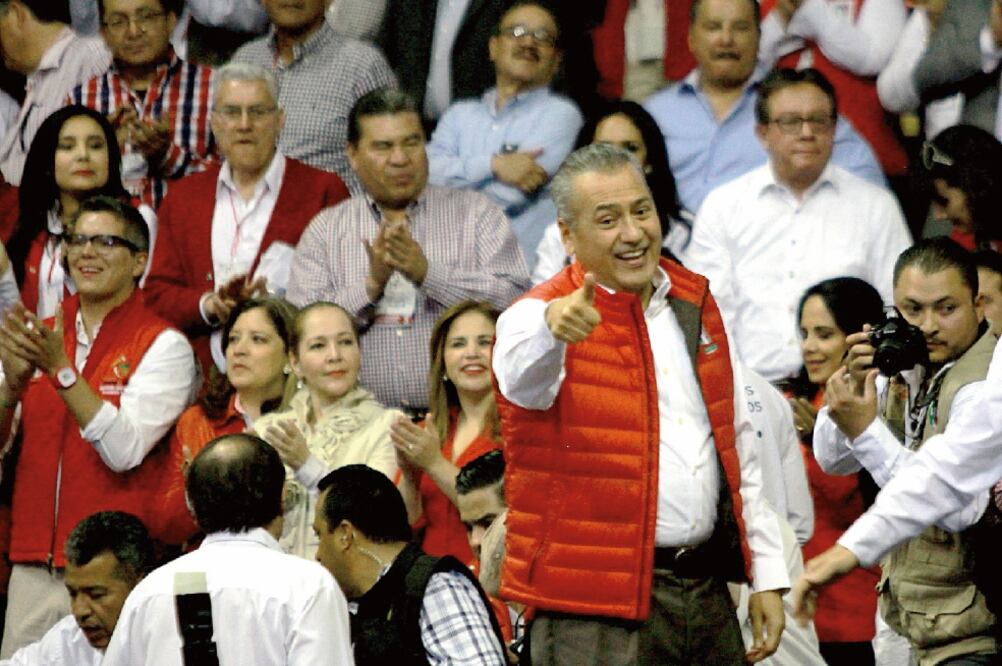 Manlio pone la carne al asador