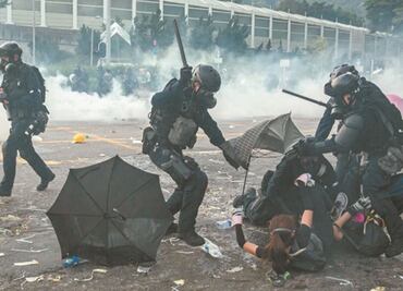 Miles de hongkoneses toman las calles para protestar contra ley antimáscaras