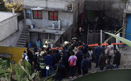 Interrogan a 2 adultos por incendio de casa de madera en Iztapalapa