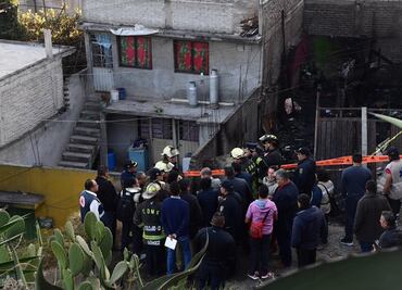 Interrogan a 2 adultos por incendio de casa de madera en Iztapalapa