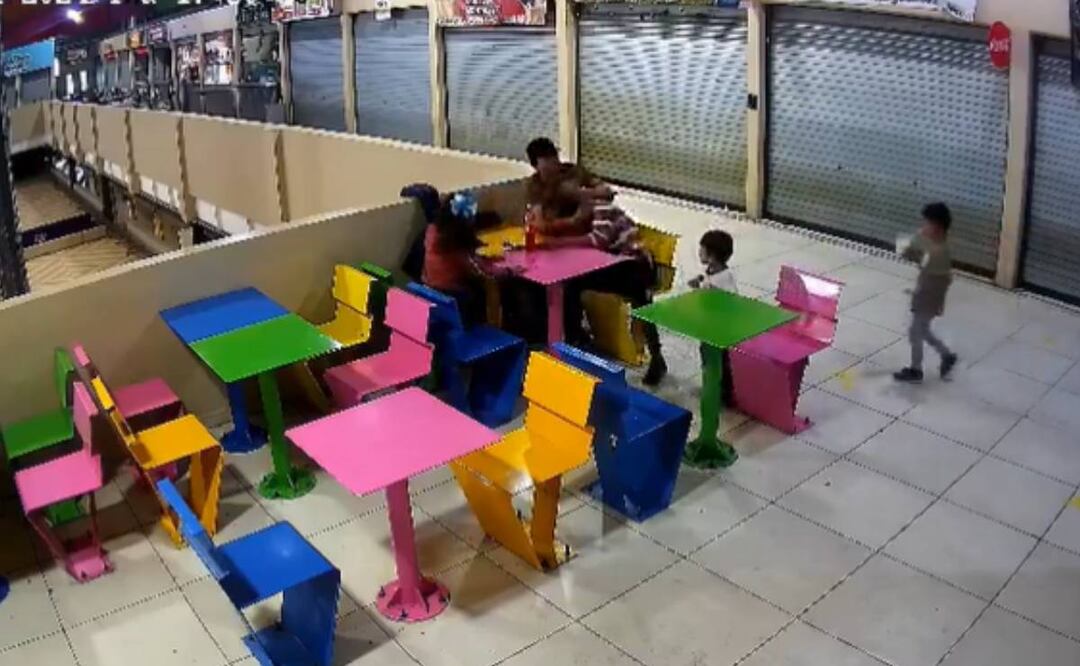 Captan a hombre golpeando a una mujer en un mercado de Querétaro. Foto: Captura de pantalla