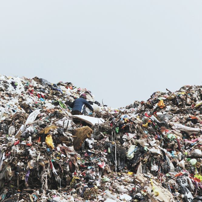 Vecinos de Rincón Verde, comunidad cercana al vertedero, acusan que los desech o s acumulados llegan a medir hasta 30 metros de altura. CARLOS MEJÍA. EL UNIVERSAL