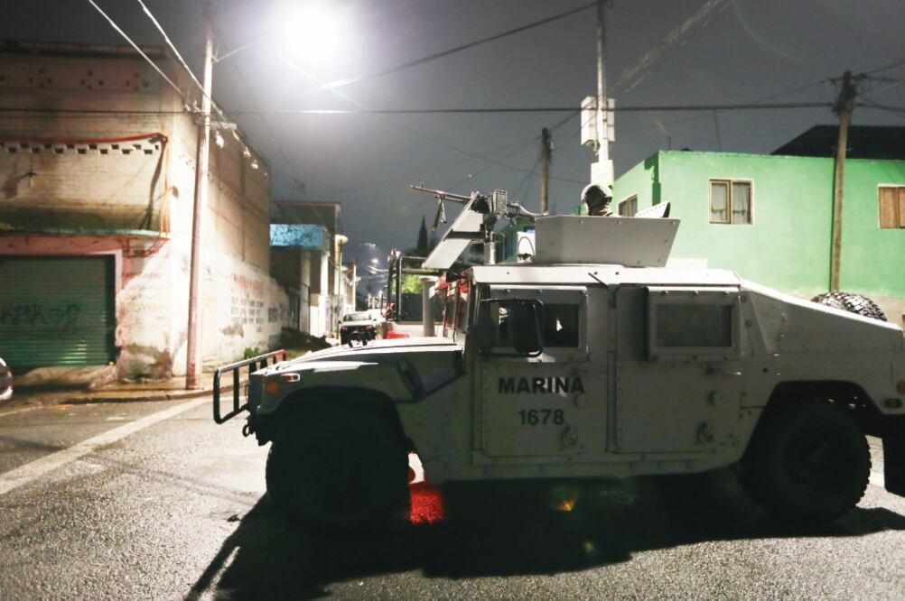 Vehículos de la Marina resguardan la zona donde se registró el enfrentamiento entre presuntos miembros del Cártel de Tláhuac y autoridades federales, en la colonia Conchita Zapotitlán. (FOTOS: VALENTE ROSAS. EL UNIVERSAK)