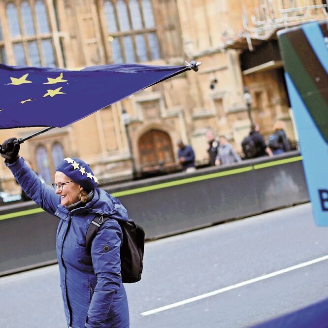 Una manifestante contra la salida de Reino Unido de la Unión Europea, ayer afuera del Parlamento, en Londres. La premier Theresa May dijo en un mensaje por televisión estar “determinada” a conseguir un Brexit ordenado. HANNAH MCKAY. REUTERS 