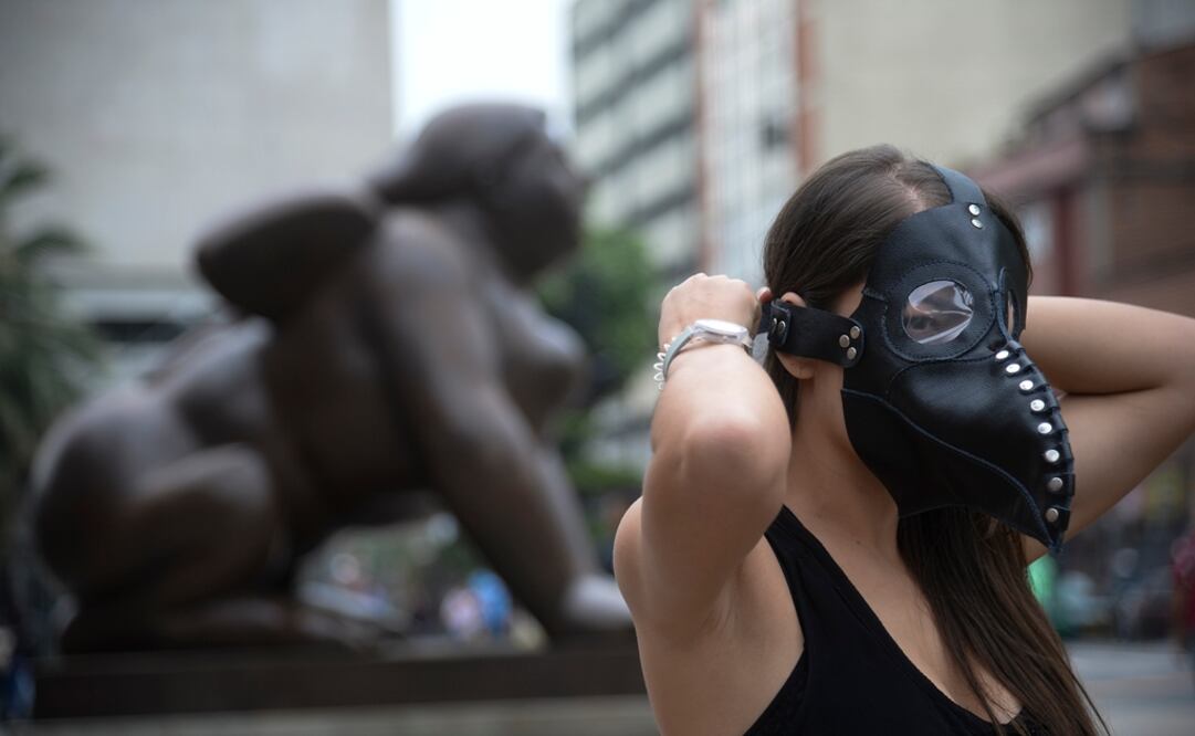 Las famosas esculturas del artista Fernando Botero instaladas de forma permanente en una plaza de Medellín exhibían hoy máscaras de la peste negra como parte una protesta de ambientalistas. Foto: AFP