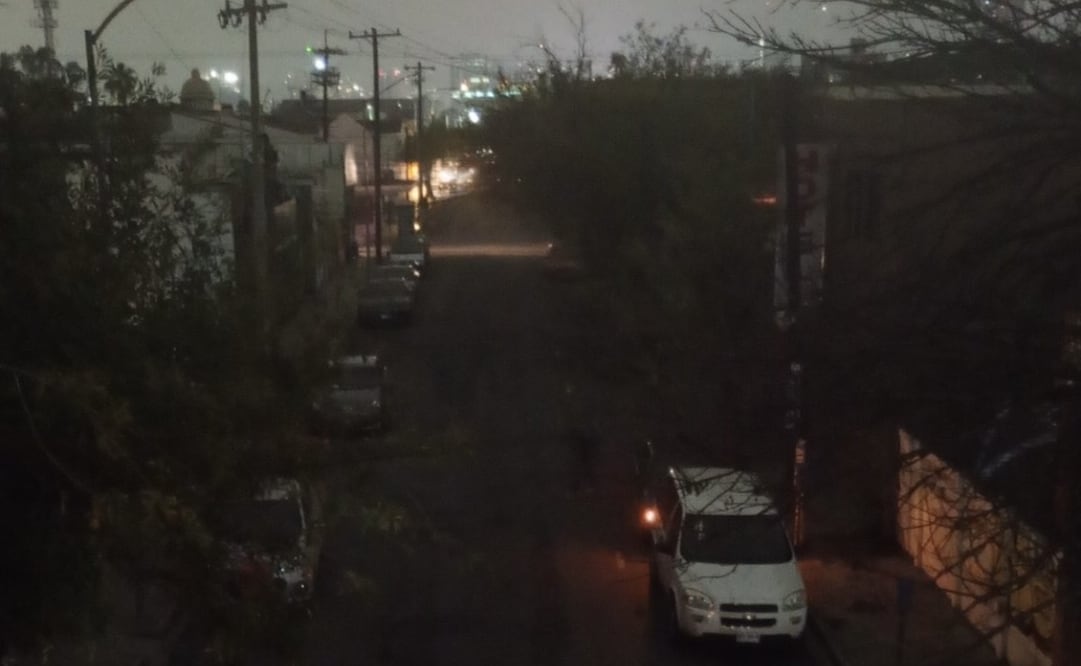 Reportan apagón en Centro de Monterrey (16/12/2025). Foto: Especial
