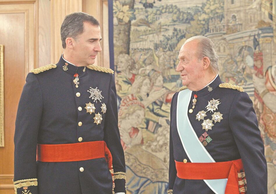 El rey Felipe de España y su padre, el exrey Juan Carlos de España, en una ceremonia de entrega de la faja del Capitán General, el 19 de junio de 2014. Foto: ARCHIVO AFP