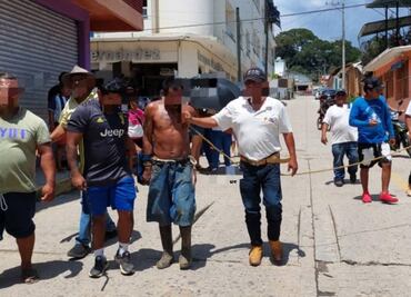 Pobladores detienen y exhiben a hombre por agredir a estudiante en Oaxaca; aseguran que tiene antecedentes violentos