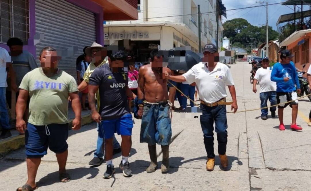Pobladores detienen a hombre por agredir a estudiante en Oaxaca (03/09/2025). Foto: Especial