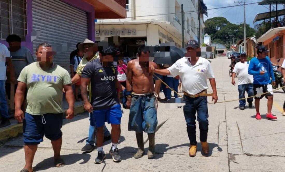 Pobladores detienen a hombre por agredir a estudiante en Oaxaca (03/09/2025). Foto: Especial