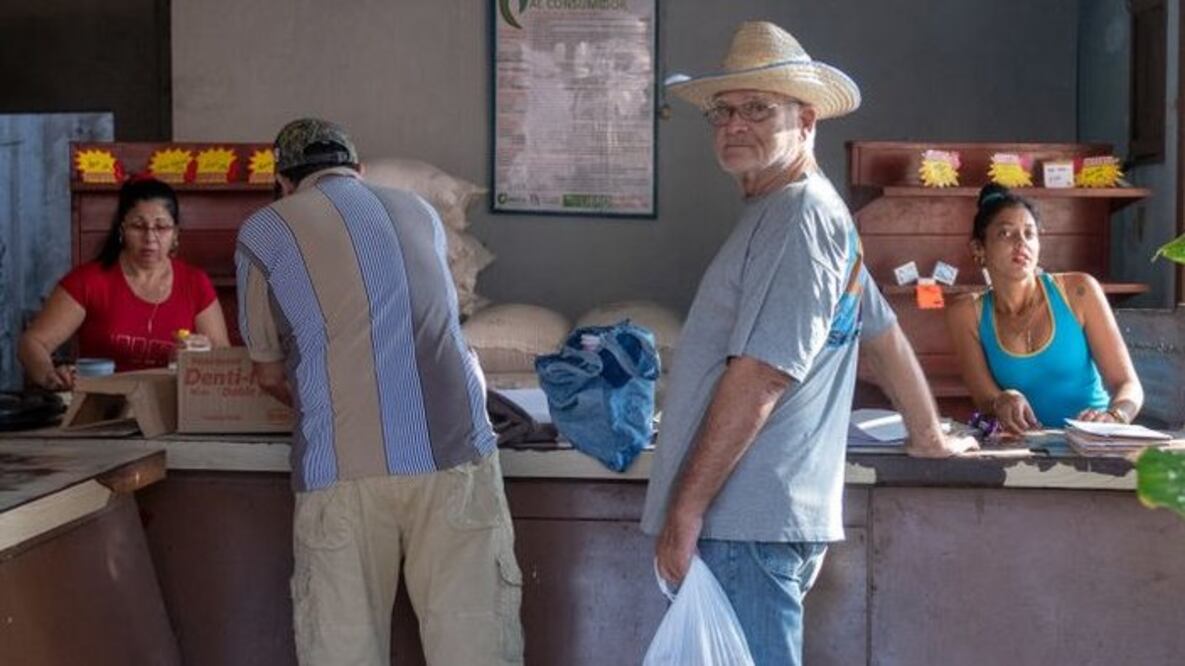 La escasez de alimentos, productos de aseo y medicamentos es cada vez más acuciante. Foto: Getty Images