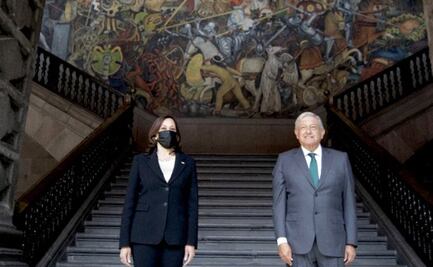 AMLO recorre Palacio Nacional en compañía de Kamala Harris