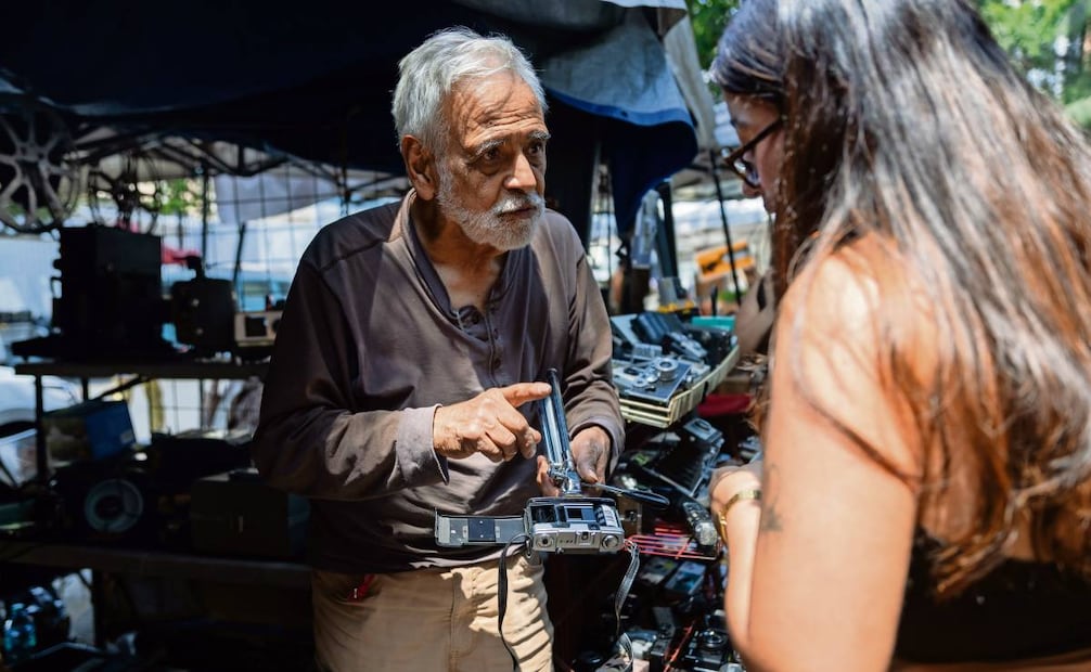 Paquito, como le dicen, explica con entusiasmo y amabilidad a la gente, a la que busca contagiarle su amor por la fotografía. Foto: Hugo Salvador / EL UNIVERSAL