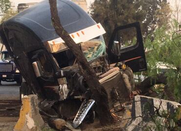 Choque de tráiler contra camellón genera caos vial en Calzada Ignacio Zaragoza; hay un lesionado