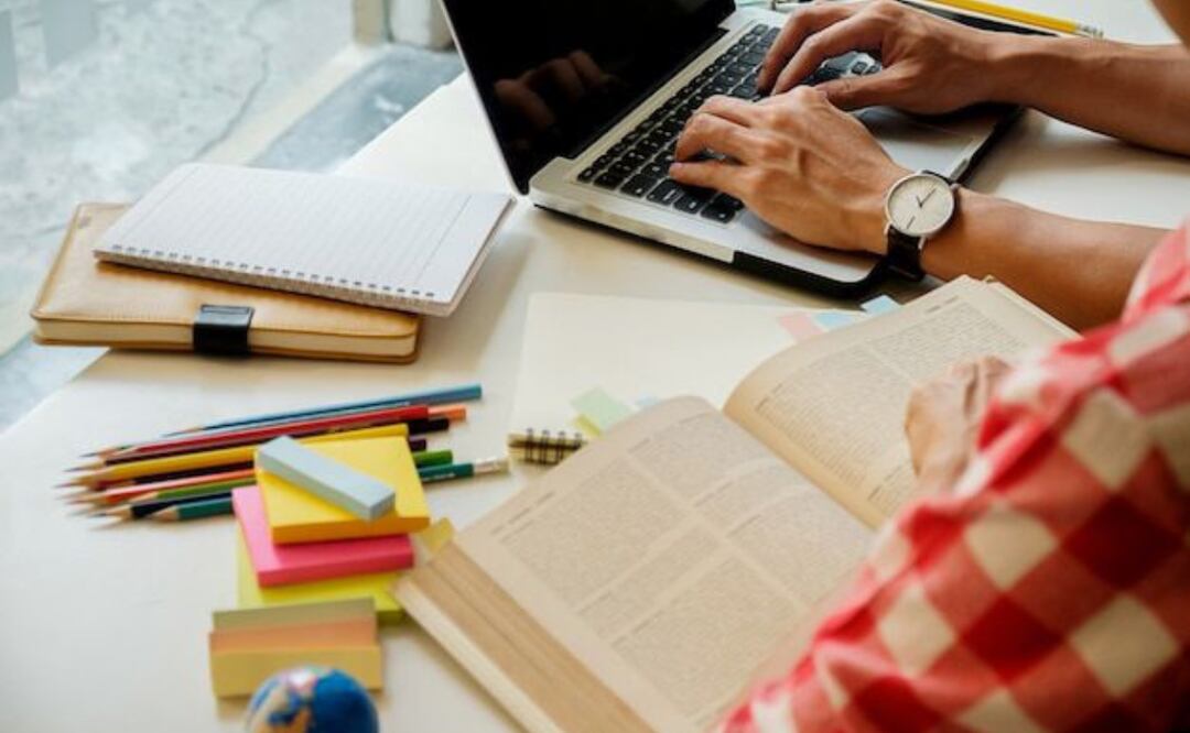 Harvard ofrece una puerta abierta hacia una experiencia académica única. Fuente: Freepik.