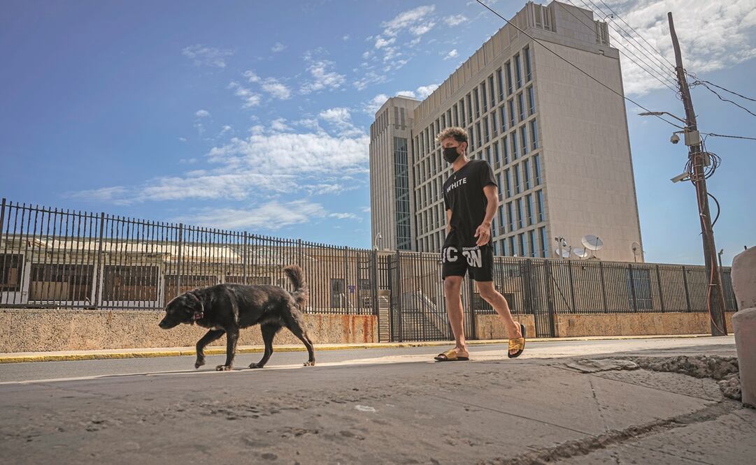 Un cubano pasea a su perro frente a la embajada de Estados Unidos en La Habana. El presidente López Obrador llegará el sábado a la isla. Foto: RAMÓN ESPINOSA. AP