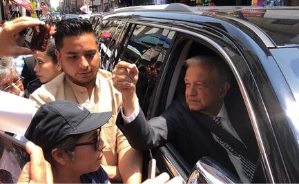 En medio de un tumulto, AMLO sale de Palacio Nacional en su Suburban a gira en Edomex