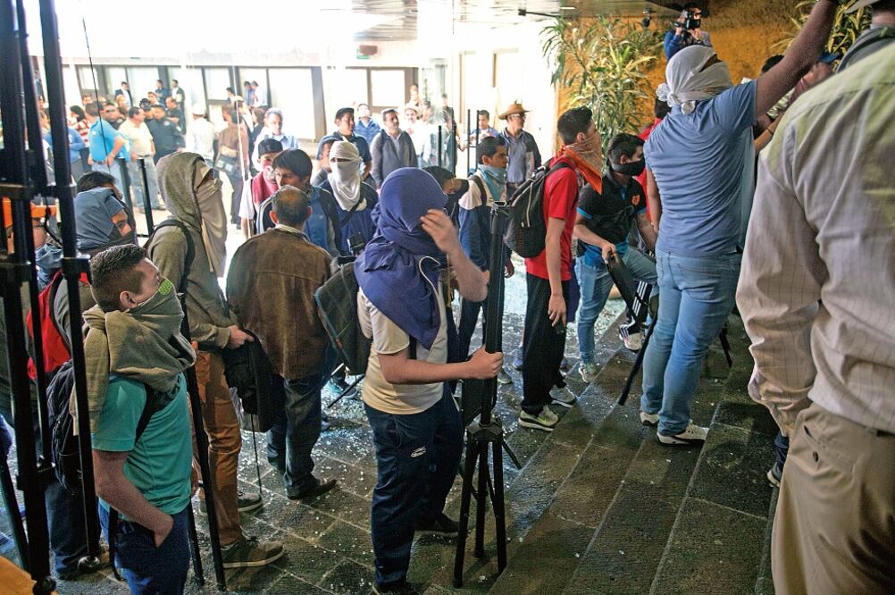 Maestros de la Sección 18 de la CNTE atacaron el Centro de Convenciones de Morelia (ARMANDO SOLÍS. EL UNIVERSAL)
