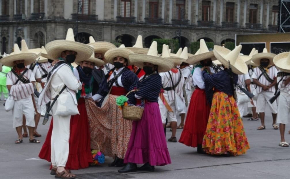 AMLO encabeza desfile de la Revolución Mexicana, primer acto masivo ante el avance de la vacunación
