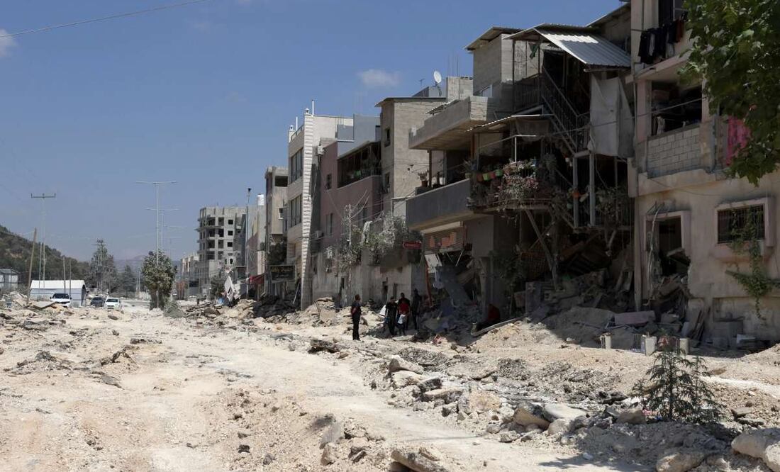 Vista de personas que observan los daños causados por un ataque de Israel cerca del campo de refugiados de Nur Shams, en Tulkarem, en Cisjordania, el 1 de julio de 2024. Foto: EFE