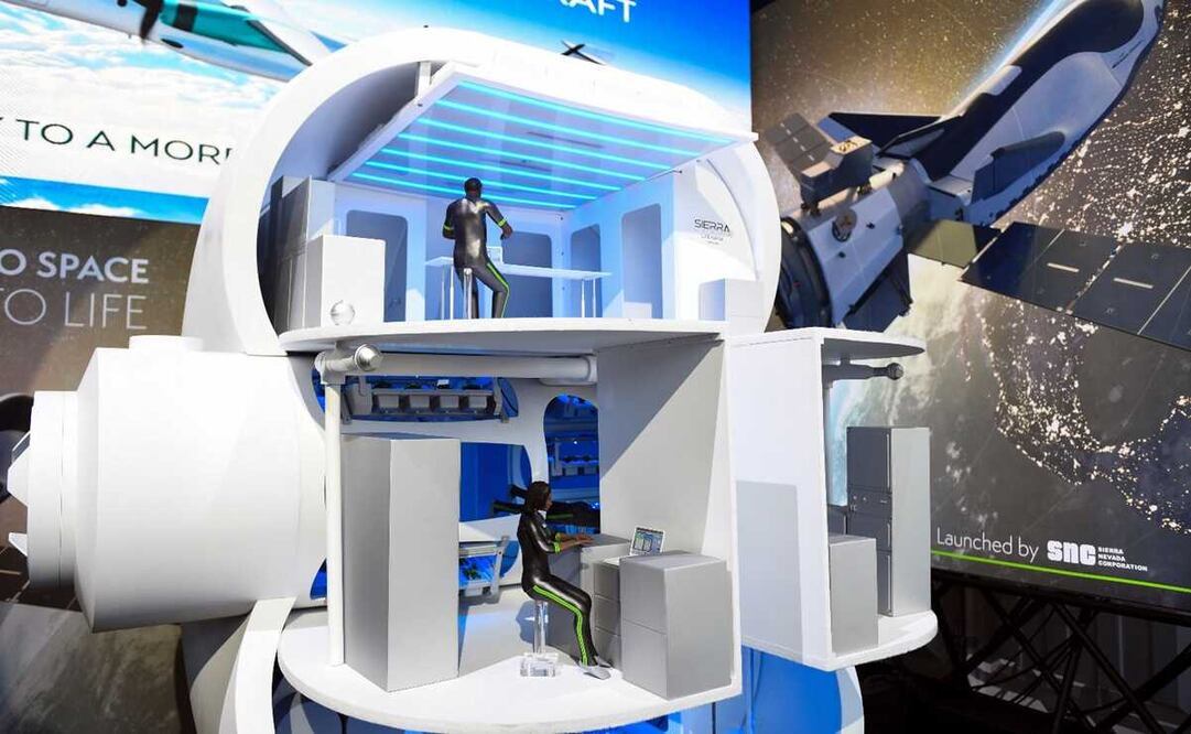 Modelo a escala del interior del "avión espacial" de la firma Sierra Space. Foto: Patrick T. FALLON / AFP