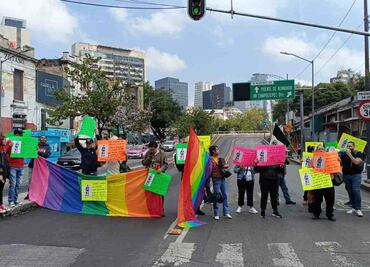 Comunidad LGBT bloquea avenida Insurgentes; denuncian presuntos cobros excesivos por cantar en alcaldía Miguel Hidalgo