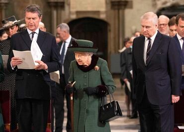 Reina Isabel II reaparece "con paso lento" en acto público tras sufrir problemas de salud