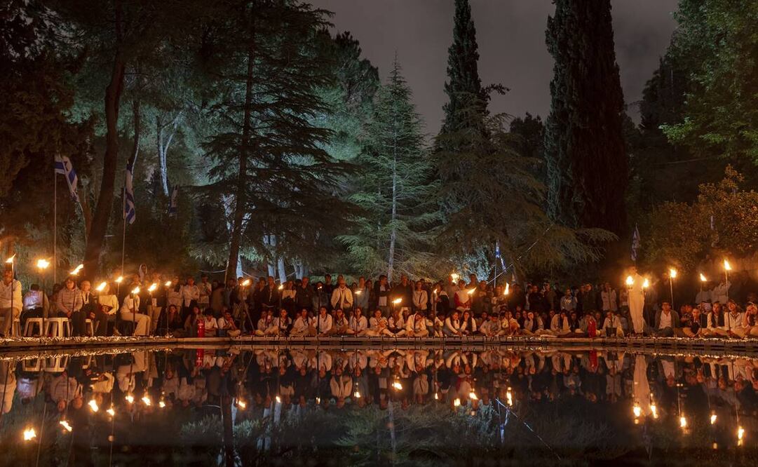 Exploradores israelíes encienden antorchas durante una ceremonia del Día de los Caídos, en conmemoración de los soldados caídos, en el cementerio militar del Monte Hertzl en Jerusalén. Foto: AP