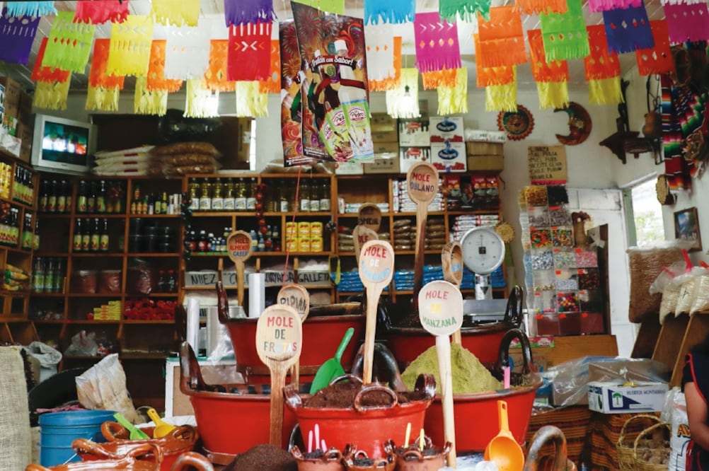 Desde hace más de 40 años, en los primeros días de octubre se celebra en el pueblo de San Pedro Atocpan la Feria del Mole, la cual atrae grandes cantidades de visitantes nacionales y extranjeros. (Fotos: Ivan Stephens)