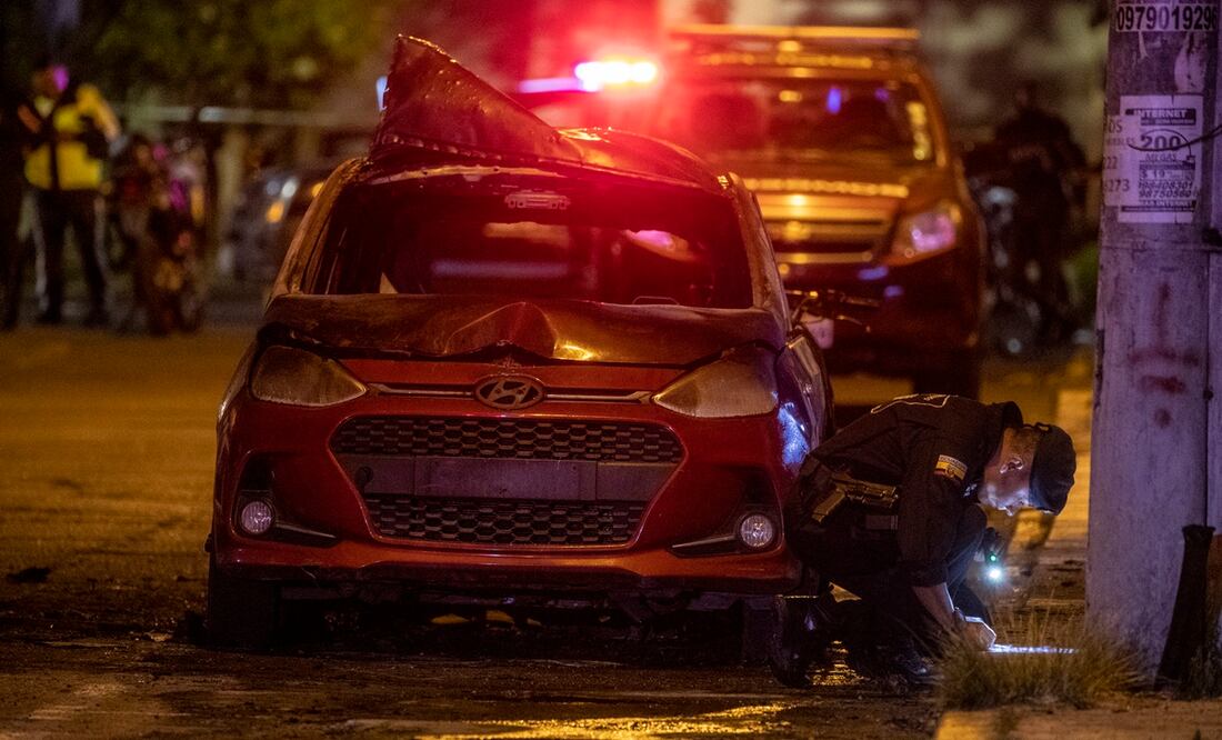 Autoridades resguardan la zona donde un vehículo resulto incendiado hoy en Quito (Ecuador). Foto: EFE