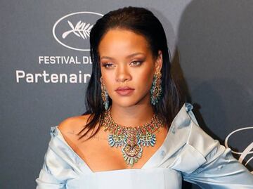 Rihanna impacta con nuevo look y sexy atuendo