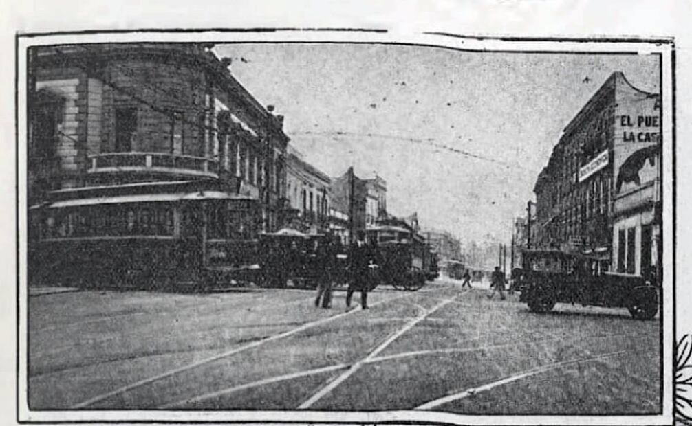 Según se leyó en EL UNIVERSAL ILUSTRADO de 1923, el entonces Departamento de Tránsito de la capital se enfrentó a crecientes problemas viales que surgían conforme aumentaba el tráfico capitalino. Con una naciente cultura vial, el DF debía actualizar pronto sus regulaciones en tránsito para proteger a sus peatones, conductores y vialidades. Foto: Hemeroteca EL UNIVERSAL.