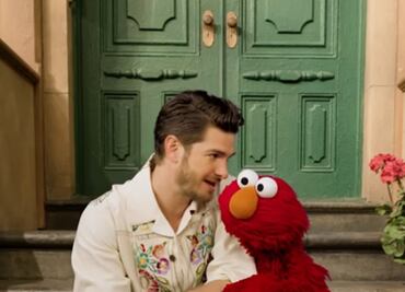 Aplauden a Andrew Garfield por abordar el duelo por su madre en "Plaza Sésamo": "me alegra que haya niños que vean esto"