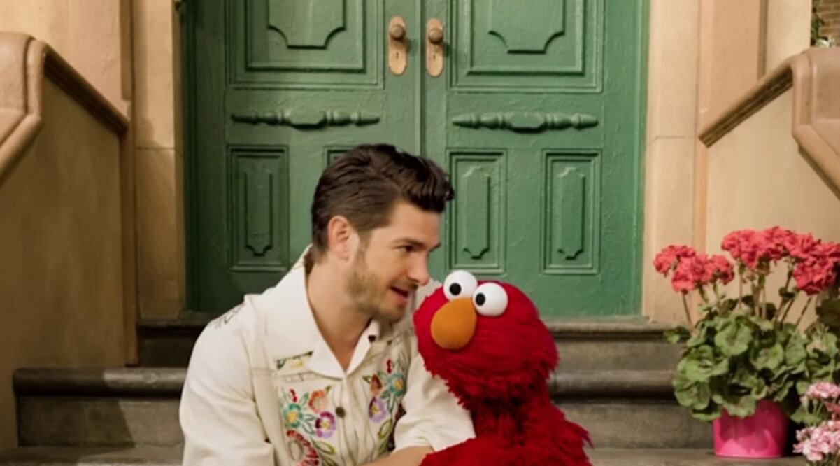 Andrew Garfield hizo una aparición muy emotiva con Elmo de Plaza Sésamo. 
Foto: YouTube