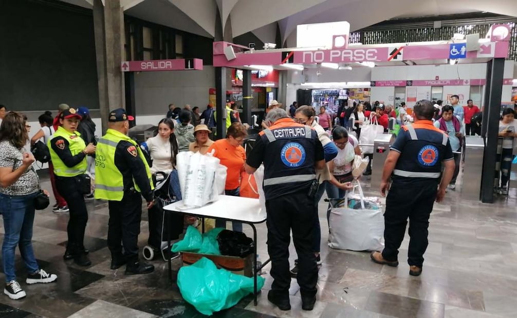 Operativo Cero Pirotecnia: Decomisan 327kg de mercancía diversa de fuegos artificiales en estaciones del metro.
Foto: Especial.
