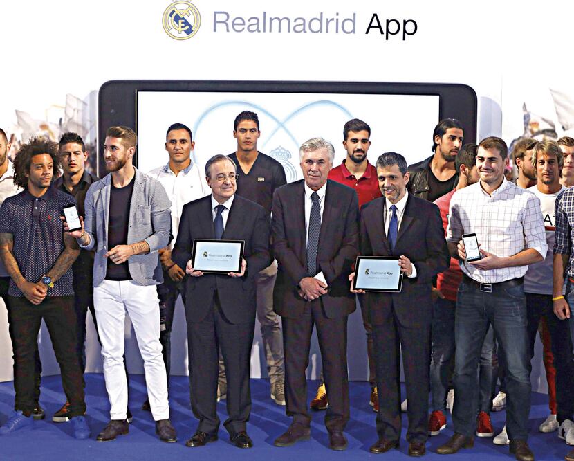 El presidente del Real Madrid (izq.) fue cordial en un encuentro que tuvo con Carlo Ancelotti, en acto publicitario (JUAN CARLOS HIDALGO / EFE)