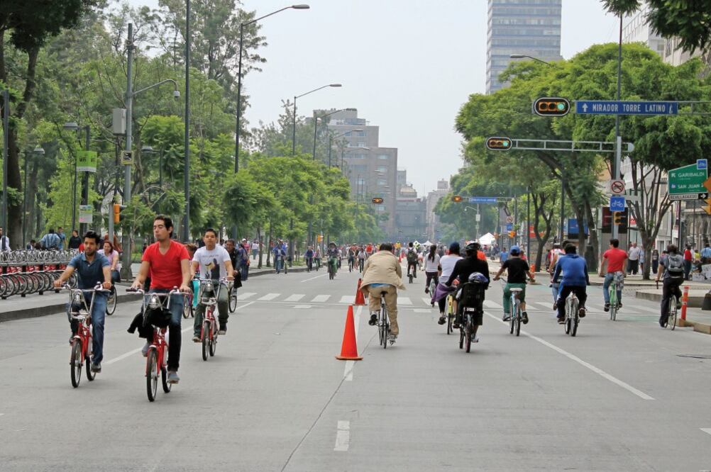 De acuerdo con la Secretaría del Medio Ambiente, el paseo dominical Muévete en Bici ha posicionado a la ciclovía recreativa como la tercera más larga del mundo (ARCHIVO EL UNIVERSAL)