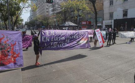 Grupos feministas bloquean Avenida Juárez; exigen relaciones igualitarias y libres de violencia