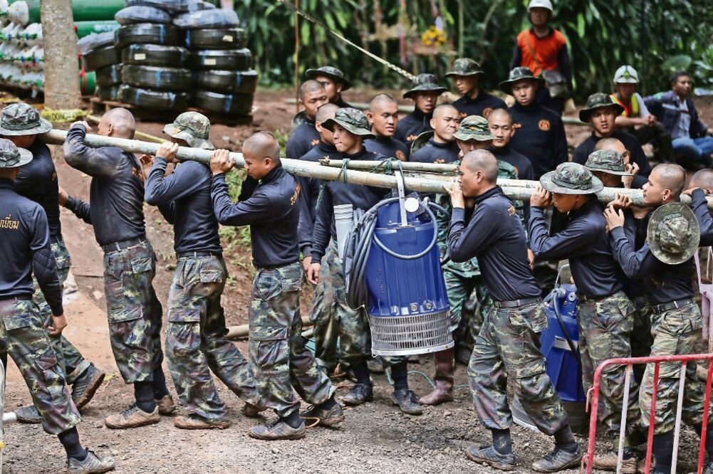Militares cargan una bomba para drenar el agua en la cueva de Tham Luang Nang, donde se intenta el rescate de 12 niños y su entrenador. Foto: ATHIT PERAWONGMETHA. REUTERS