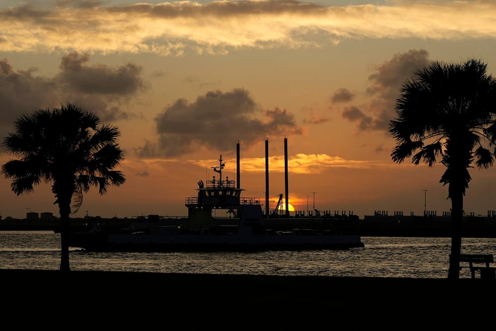 Los vehículos son transportados en ferry a través del paso de Aransas mientras el huracán Beryl se acerca a la costa de Texas. Foto: AP