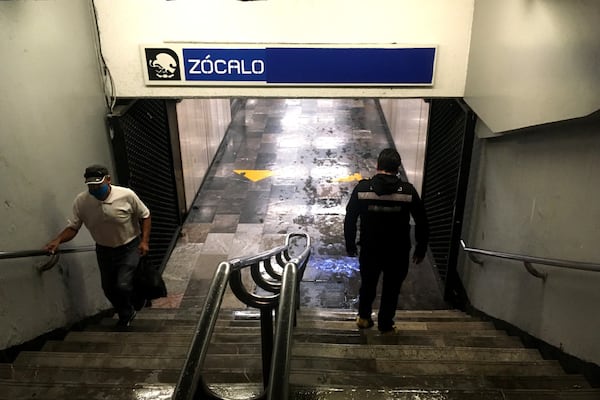Mujer muere tras saltar a vías del metro Zócalo; servicio en la Línea 2 presenta retrasos de hasta 25 minutos