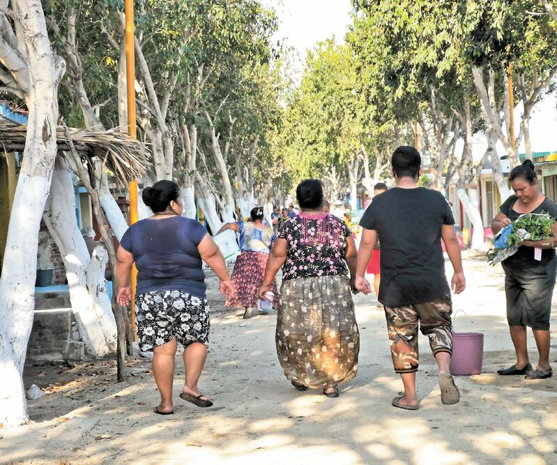 Los habitantes de Juchitán, en Oaxaca, cumplieron con la tradición prehispánica de visitar a sus muertos en el inicio de la Semana Santa, desafiando el blindaje policiaco y de la Guardia Nacional; desde la madrugada, los zapotecos se concentraron en las e