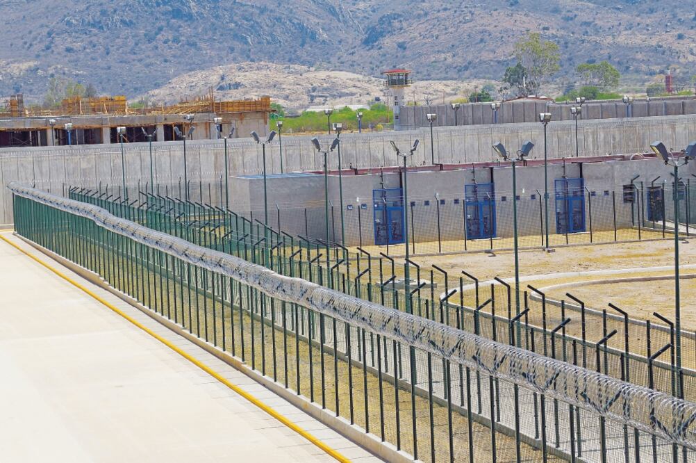 En caso de una posible fuga, el sistema nacional que propondrá la CNS activará una prealerta que llegará a las corporaciones de seguridad estatal y municipal, además del Ejército y la Marina. (EDWIN HERNÁNDEZ. EL UNIVERSAL)