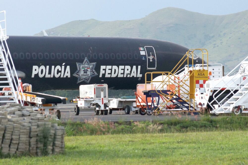 Ayer llegaron a Oaxaca 3 mil elementos de la Policía Federal para reforzar la vigilancia en instalaciones estratégicas, esto para disuadir cualquier manifestación que transgreda los derechos de terceros (EDWIN HERNÁNDEZ. EL UNIVERSAL)