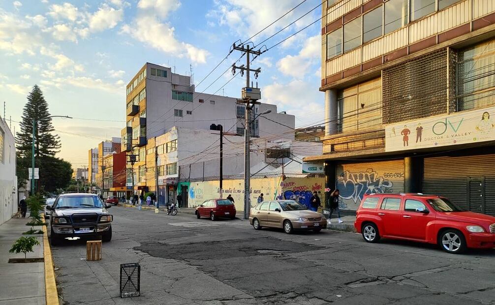 Un dato curioso de las calles más transitadas por los universitarios que entran y salen por la Puerta de Odontología es que cambian de nombre de tramo en tramo. El punto más cercano a la cámara es calle Odontología, le siguen Arquitectura, Medicina y Filosofía y Letras; todas tienen su trazo en forma de escuadra. Foto: Raúl J. Fontecilla.