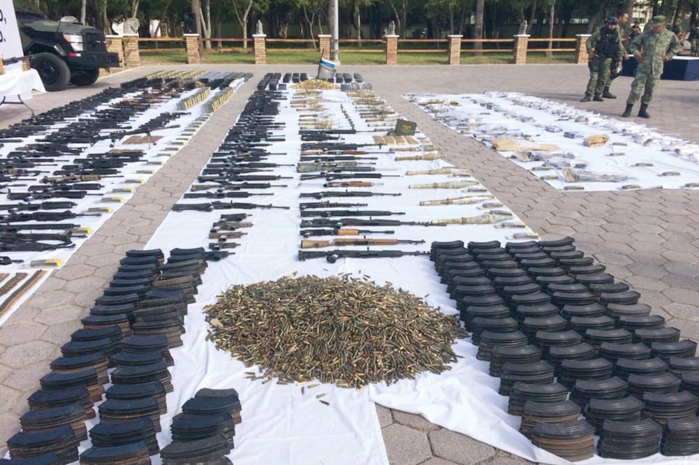 Personal desplegado en los operativos decomisó equipo táctico, como chalecos y uniformes parecidos a los del Ejército. (SEDENA)