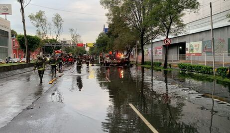 Por inundación cierran Avenida Insurgentes Norte a la altura de Buenavista